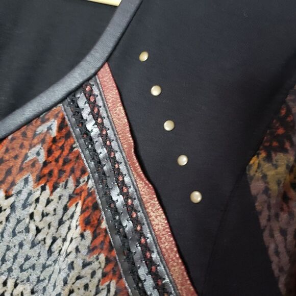 🦋3/$25 Dolcezza Large Black Red Print Long Sleeve V-neck Top - Picture 4 of 9